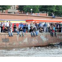 2842_9119 BesucherInnen des Hamburger Fischmarkt sitzen abseits vom Trubel in der Sonne auf der Kaim | Altonaer Fischmarkt und Fischauktionshalle